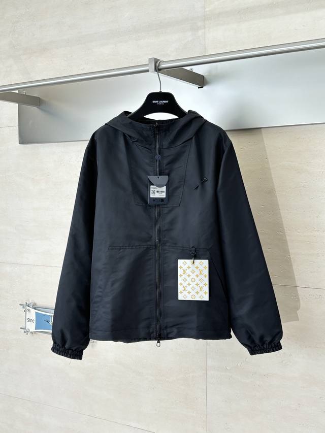 LV 路易 Fw23 Monogram锦纶双面防风夹克外套 正面面料采用100%锦纶，材质立体挺拔，不起皱机洗，手感顺滑结实，简直就是户外冲锋衣既视感，内里面料