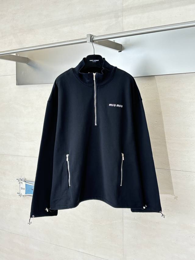 Miu Mi* 谬谬 小标刺绣棉质半拉链翻领卫衣 纯棉质鱼鳞底面料，面料采用16S单纱+7S单股，470G；搭配21S 2*2拉架罗纹；380G。面层用10S单