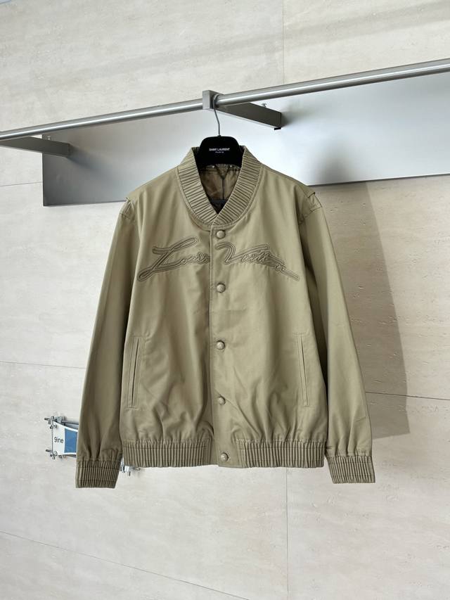 LV 路易 Ss24 纯色斜纹刺绣标识刺绣飞行员夹克外套 面料采用定制定染全棉Yb斜纹面料 非市场现货面料 前幅采用八爪机丝网刺绣印花 定位标识Logo字母取裁
