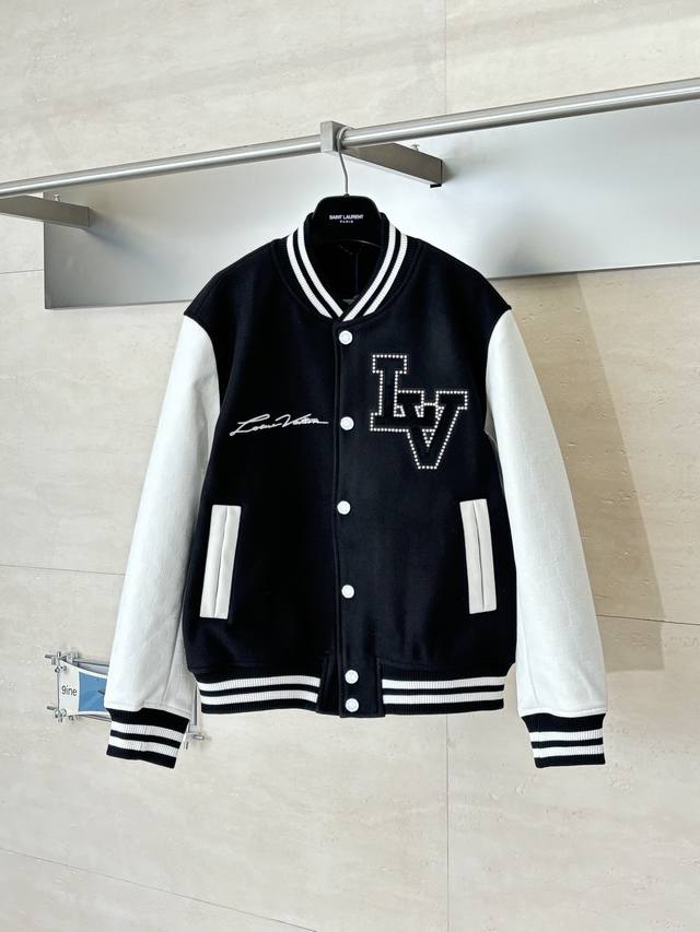 LV 路易 Fw24 烫钻涂鸦字母刺绣老花棒球服外套 本款棒球束腰为胸前丝绒贴饰融入刺绣珠饰，点明当季丹迪主题,粒面皮革衣袖压印Damier 图案，后部抒写刺绣