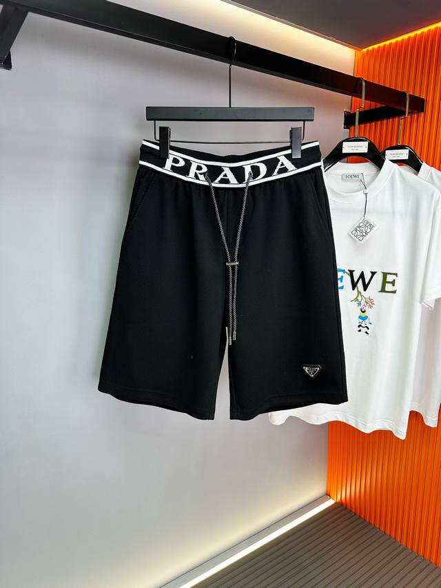 最大可穿至200斤 普拉达：2025夏季新款男士休闲短裤，高级定制全棉透气面料，舒适度极高，细节无可挑剔，顶级辅料配备，原版Logo设计理念，手感细腻柔软！上身