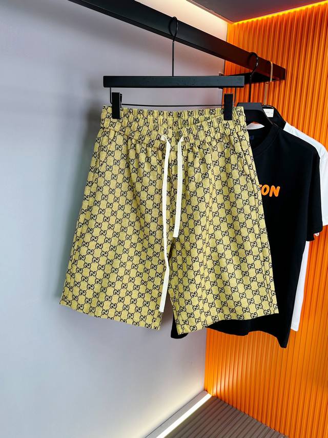 最大可穿至200斤 古奇：2025夏季新款男士休闲短裤，高级定制牛仔面料，舒适度极高，细节无可挑剔，顶级辅料配备，原版Logo设计理念，手感细腻柔软！上身版型超