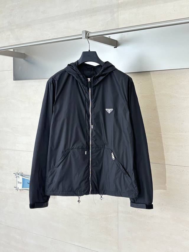 prad* 普拉达 25Ss新款Re-Nylon再生尼龙经典三角标拉链风衣外套 Size：S M L Xl