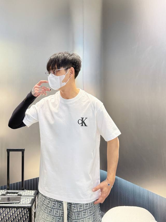 Ck 三标齐全。 2025夏季新款最新品短袖T恤，专柜同步有售，原单狠货，时尚进口原版科技面料，上身舒适透气，原版定制五金辅料，上身帅气有型，三标齐全，推荐款，