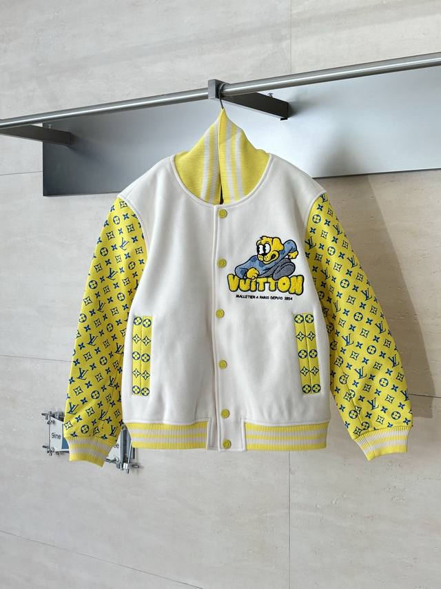 LV 路易 23Ss 波点狗满印刺绣皮袖棒球服外套 采用绵羊毛衣身，搭配进口小牛皮皮革衣袖，其上饰有Lv Monogram图案呈现微妙立体肌理。外套前幅点缀波点