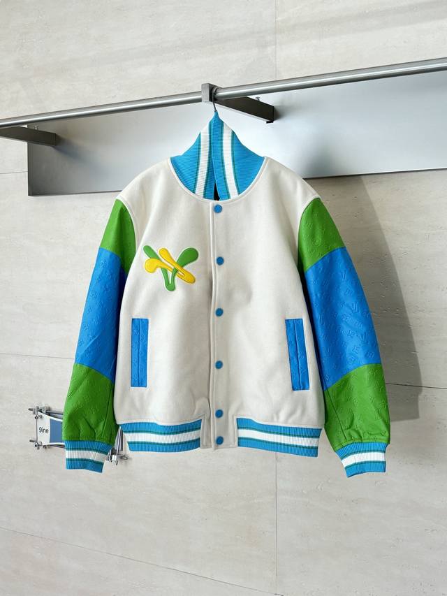 LV 路易 23Ss 撞色拼接唐老鸭刺绣棒球服外套 面料采用原版一致羊毛混纺材质，袖子拼接采用进口小牛皮材质，完整保留皮革原始天然纹路，触感细腻，品质奢华。袖口