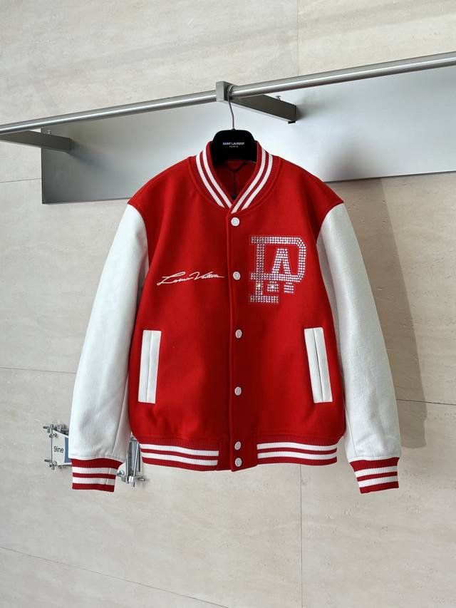 LV 路易 24Ss 珍珠烫钻字母拼皮棒球服外套 袖子为棋盘真牛皮，全身羊绒，螺纹全是羊毛 订制内里 澳毛+西班牙进口牛皮 后背深海珍珠手工串珠 有他，搭配就成