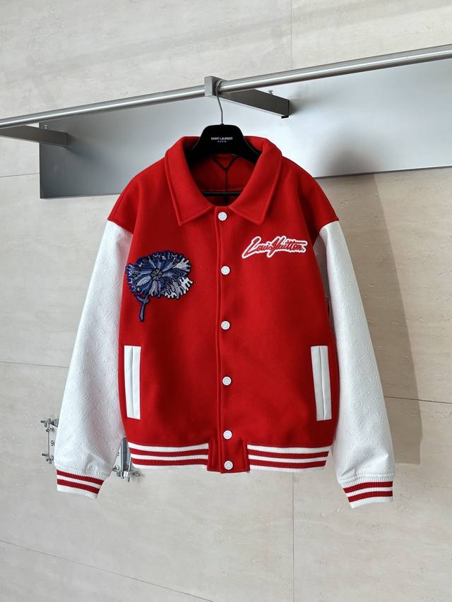 LV 路易 Fw23 草间弥生迷幻花卉拼皮棒球服外套 草间弥生合作系列，将艺术家笔下的迷幻花卉化为刺绣贴饰，在绵羊身之上释放视觉冲击。皮革衣袖压印Monogra