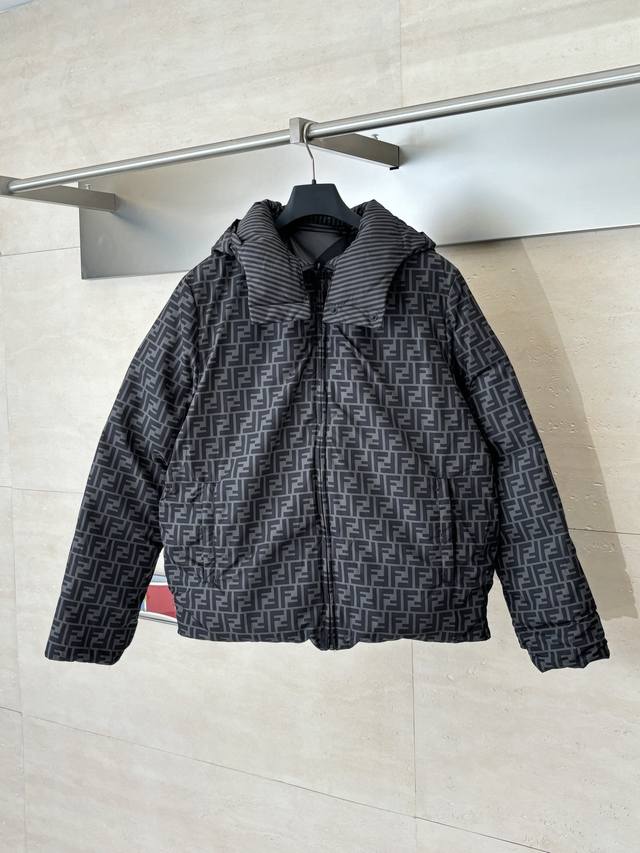 Fend* 芬迪 满印条纹双面穿连帽羽绒服外套 定制凝彩高密压光锦纶 使用新国标90白鸭绒 欢迎检测 冲绒量十足 电脑机械充绒 优先通过制作内胆纸样 以确定充绒