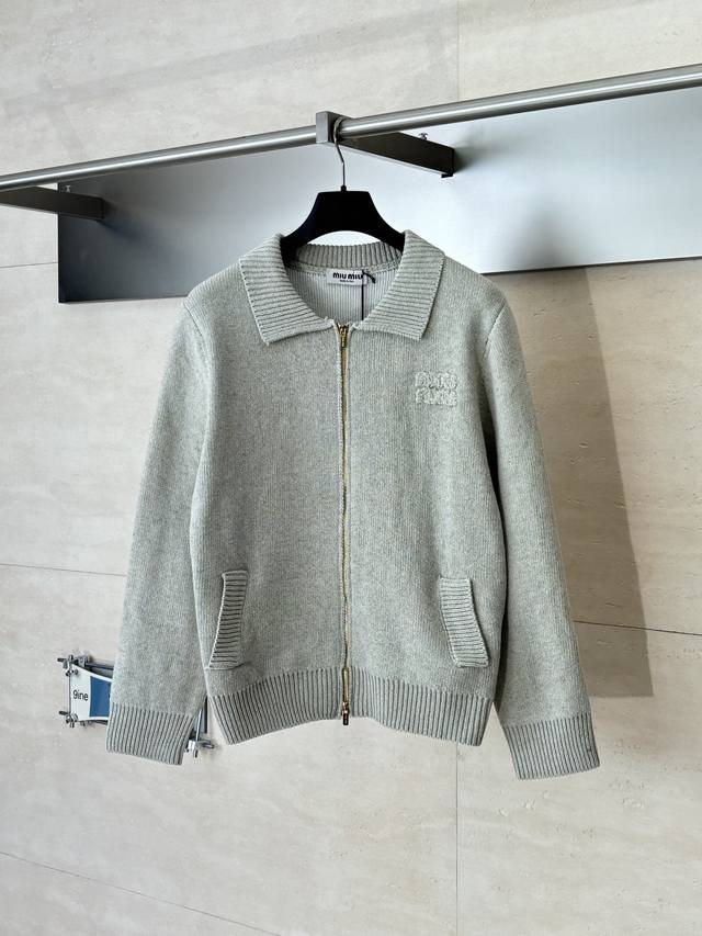 Miu Mi* 缪缪 25Fw 羊毛拉链毛衣 主体面料选用了高品质羊毛与天然纤维混纺。这种混纺并非简单的叠加，而是为了精准平衡羊毛的保暖、柔软与其他纤维的韧性、
