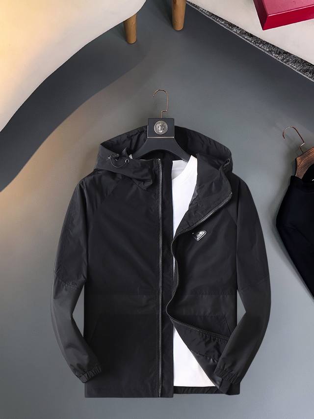 普拉达 官网同款，三标齐全，提前发售 Ss秋冬新款男士夹克外套，双面穿原单三标齐全高端版本 专柜定制面料 透气舒适度高，细节无可挑剔，品牌元素设计理念，体现高品