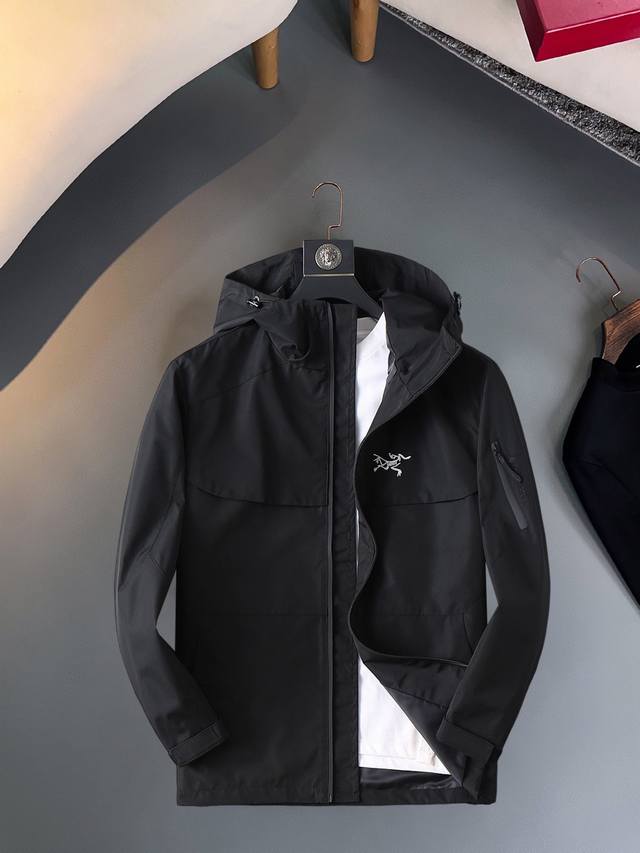 始祖鸟 官网同款，三标齐全，提前发售 Ss秋冬新款男士夹克外套，双面穿原单三标齐全高端版本 专柜定制面料 透气舒适度高，细节无可挑剔，品牌元素设计理念，体现高品