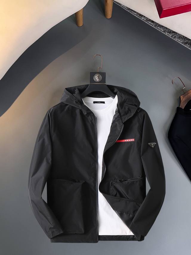 普拉达 官网同款，三标齐全，提前发售 Ss秋冬新款男士夹克外套， 原单三标齐全高端版本 专柜定制面料 透气舒适度高，细节无可挑剔，品牌元素设计理念，体现高品质。