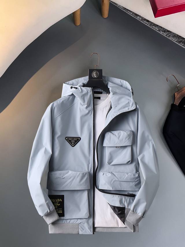 普拉达 官网同款，三标齐全，提前发售 Ss秋冬新款男士夹克外套， 原单三标齐全高端版本 专柜定制面料 透气舒适度高，细节无可挑剔，品牌元素设计理念，体现高品质。