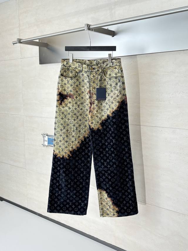 LV 路易 24Ss 火烧云篝火植绒牛仔长裤 原28,000购入，采用斜纹织法的提花植绒单宁布，质地厚实斜纹的肌理感、纹路清晰经过适当处理。面料制作定染色纺纱线