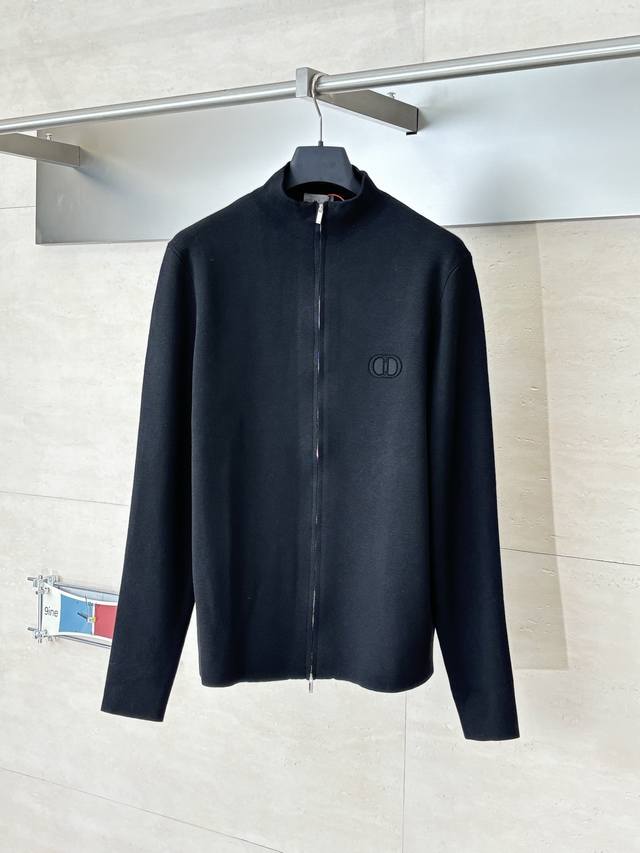 Dio* 迪奥 Lcon 25Fw 素色Cd刺绣拉链针织毛衣外套 定织绒光绵羊毛 采用浮雕绣工艺 将凹陷肌理与立体轮廓结合的高阶刺绣工艺 通过精准控制针距和线迹