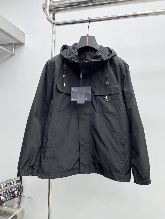 prad* 2025Ss秋冬新款男士夹克外套，原单三标齐全高端版本 专柜定制面料 透气舒适度高，细节无可挑剔，品牌元素设计理念，体现高品质。手感细腻柔软 呈现休