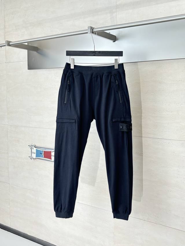 Stone Islan* 石头岛 25Fw新款有机棉松紧腰拉绒加绒卫裤 松紧腰头，内配有隐形抽绳，方便调整裤头大小，站立式插手口袋和背面按扣贴袋设计，外缝处有可