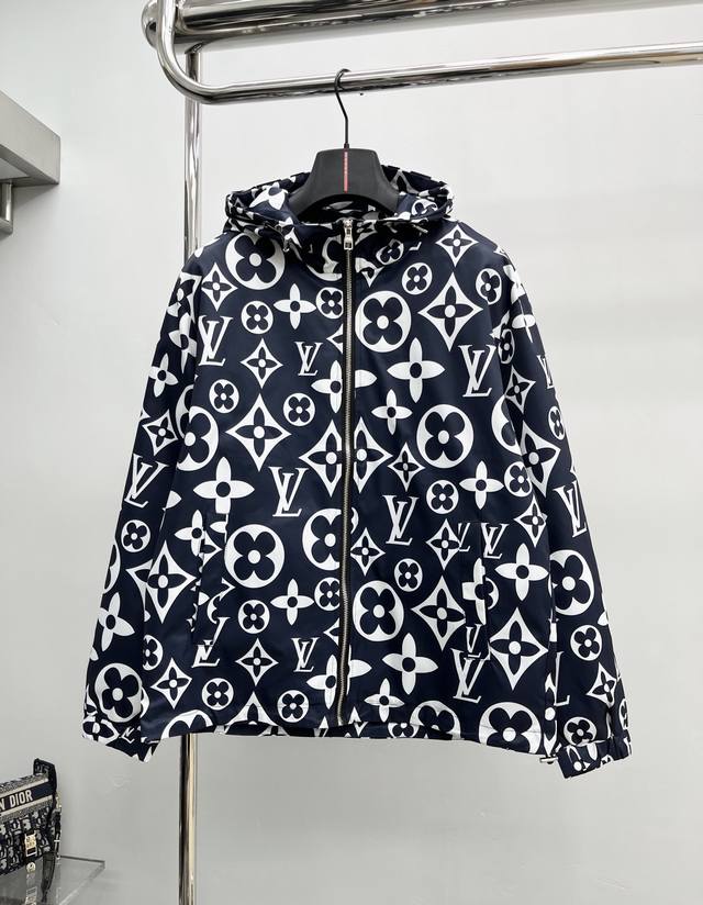LV* 2025Ss秋冬新款穿夹克外套，原单三标齐全高端版本 专柜定制面料 透气舒适度高，细节无可挑剔，品牌元素设计理念，体现高品质。手感细腻柔软 呈现休闲裁剪