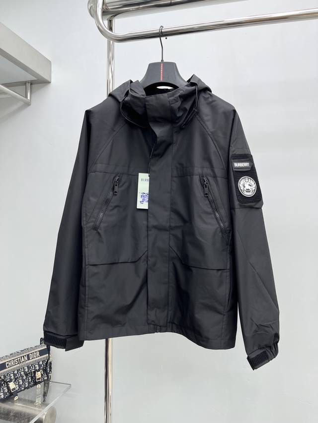 Bbr* 2025Ss秋冬新款夹克外套，原单三标齐全高端版本 专柜定制面料 透气舒适度高，细节无可挑剔，品牌元素设计理念，体现高品质。手感细腻柔软 呈现休闲裁剪