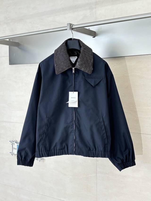 Bottega Veneta* 25Fw新款编织皮领夹克外套 面料定织采用230克成份55%棉+45%锦纶材质 定制格子里布色织克重136克100%全棉材质 搭