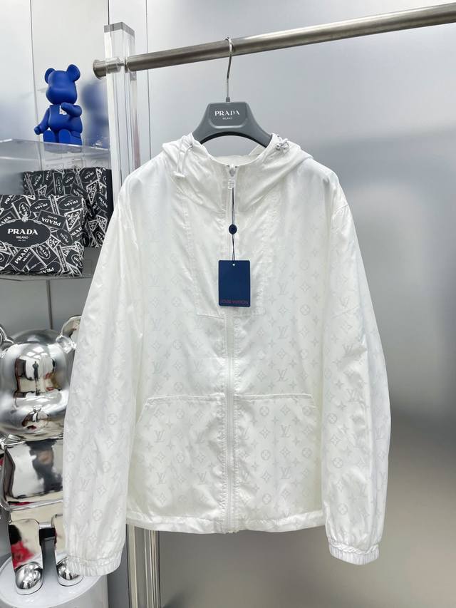 LV 路易 2025Ss秋冬新款两面穿满印暗纹字母Logo风衣外套 Dd 原单三标齐全高端版本 专柜定制面料 透气舒适度高，细节无可挑剔，品牌元素设计理念，体现