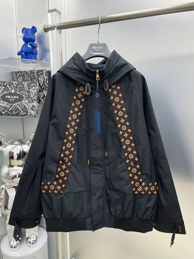 LV 路易 2025Ss秋冬新款老花织带拼接字母Logo风衣连帽外套 Dd 原单三标齐全高端版本 专柜定制面料 透气舒适度高，细节无可挑剔，品牌元素设计理念，体