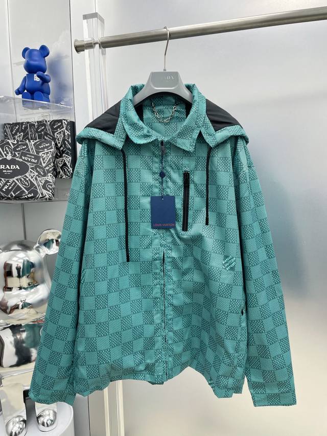 LV 路易 2025Ss秋冬新款满印棋盘格老花字母Logo风衣连帽外套 Dd 原单三标齐全高端版本 专柜定制面料 透气舒适度高，细节无可挑剔，品牌元素设计理念，