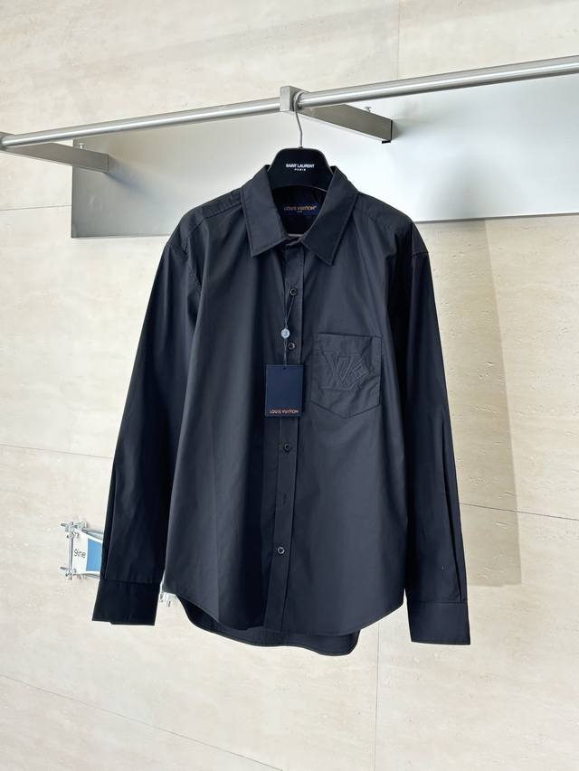 LV 路易 压花刺绣口袋翻领长袖衬衫 织物正面斜纹纹路明显，反面比较模糊。经纬向均用单纱，线密度接近，织物经密略高于纬密，手感比较柔软。面料具有极好的稳定性，不