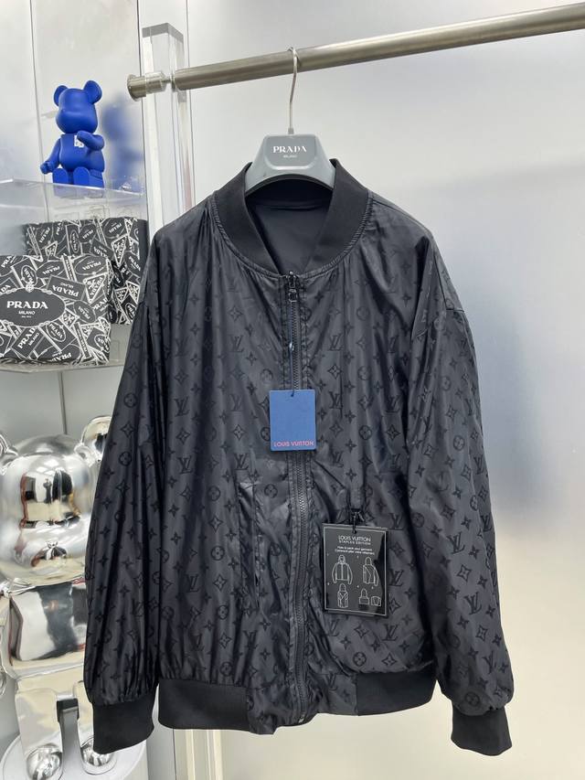 LV 路易 2025Ss秋冬新款双面穿满印Logo暗纹字母Logo 夹克外套 Dd 原单三标齐全高端版本 专柜定制面料 透气舒适度高，细节无可挑剔，品牌元素设计