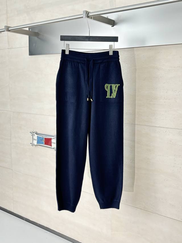 LV 路易 Fw25秋冬新款 棉毛混纺针织休闲长裤 采用含棉混纺针织面料 绿蓝撞色搭配提花工艺，织造工艺上，运用精密提花针织技术，图案纹理清晰立体，纱线编织紧密