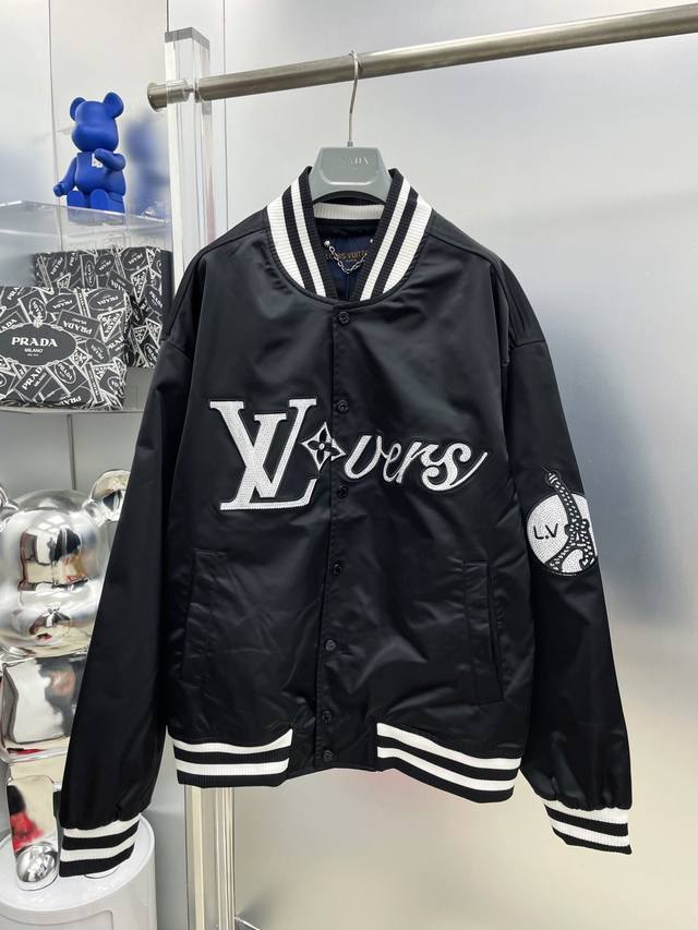 LV 路易 2025Ss秋冬新款烫钻字母撞色字母Logo夹克外套 Dd 原单三标齐全高端版本 专柜定制面料 透气舒适度高，细节无可挑剔，品牌元素设计理念，体现高