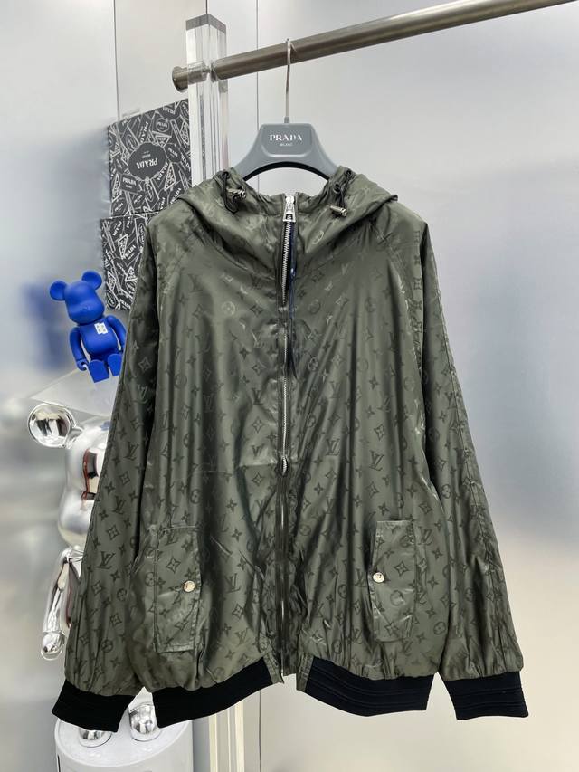 LV 路易 2025Ss秋冬新款满印暗纹提花字母Logo夹克风衣连帽外套 Dd原单三标齐全高端版本 专柜定制面料 透气舒适度高，细节无可挑剔，品牌元素设计理念，