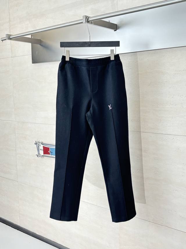 LV 路易 Fw25新款 金属标羊毛科技长裤 定制混纺绵羊毛面料，弹力腰部升级垂坠质感，侧袋巧妙融入缝线 衬里锦纶面料，面料的耐磨性极佳 作为内衬具有较好的吸湿