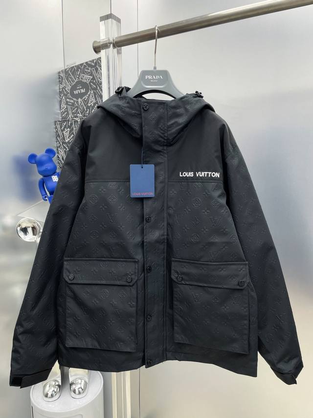 LV 路易 2025Ss秋冬新款刺绣字母立体浮雕拼接徽标口袋夹克风衣连帽外套 Dd原单三标齐全高端版本 专柜定制面料 透气舒适度高，细节无可挑剔，品牌元素设计理