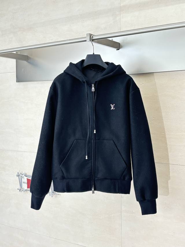 LV 路易 Fw25秋冬新款 羊毛科技束腰五金字母Logo拉链夹克外套 本款连帽束腰夹克以科技混纺绵羊毛裁出动感廓形，为抽绳端头融入华美珠饰，再于胸前标注金属