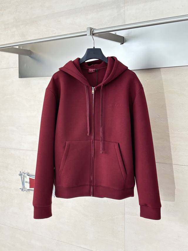 Gucc* 古驰 Fw25 同色刺绣空气棉连帽卫衣外套 2025早秋系列完满融合柔软质地与精致细节，缔就精致典雅的冬季衣橱单品。这款拉链夹克以古驰安可拉 红双层