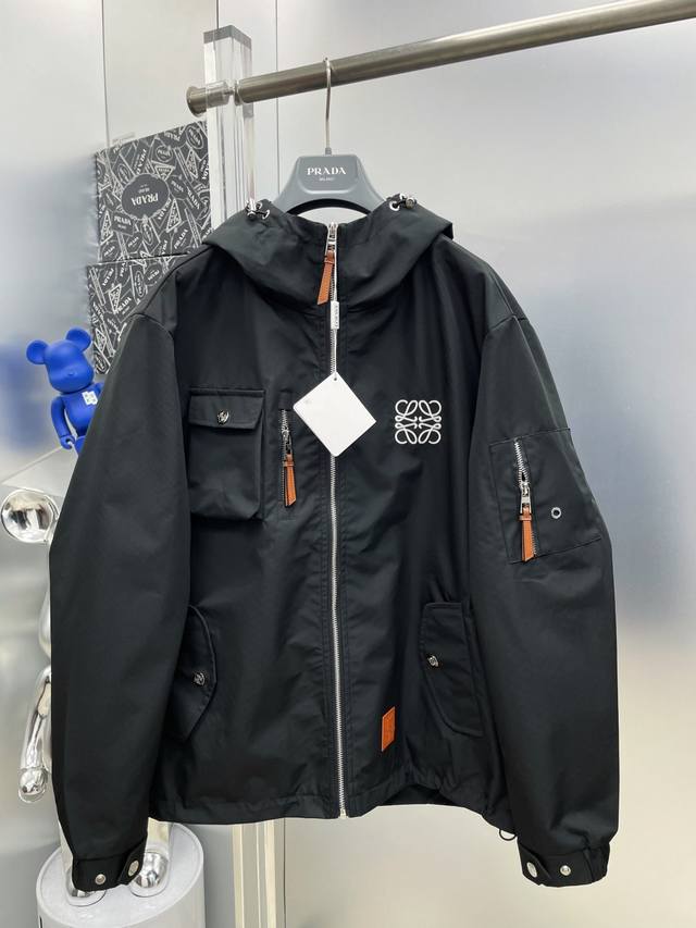 Loe 罗意威 2025Ss秋冬新款刺绣字母Logo夹克风衣连帽外套 Dd原单三标齐全高端版本 专柜定制面料 透气舒适度高，细节无可挑剔，品牌元素设计理念，体现