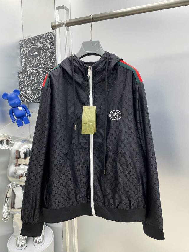 Gu*古 2025Ss秋冬新款满印暗纹Gg刺绣字母Logo夹克风衣连帽外套 Dd原单三标齐全高端版本 专柜定制面料 透气舒适度高，细节无可挑剔，品牌元素设计理念