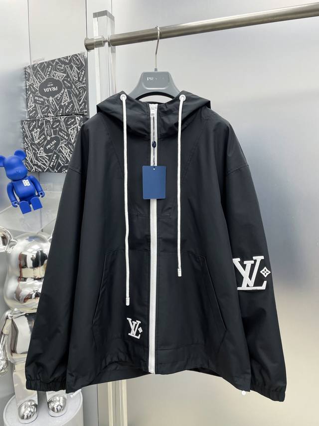 LV 路易 2025Ss秋冬新款刺绣字母Logo夹克风衣连帽外套 Dd原单三标齐全高端版本 专柜定制面料 透气舒适度高，细节无可挑剔，品牌元素设计理念，体现高品