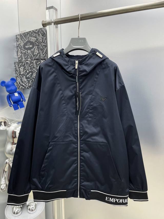 Arma*阿玛尼 2025Ss秋冬新款徽标织带夹克风衣连帽外套 Dd原单三标齐全高端版本 专柜定制面料 透气舒适度高，细节无可挑剔，品牌元素设计理念，体现高品质