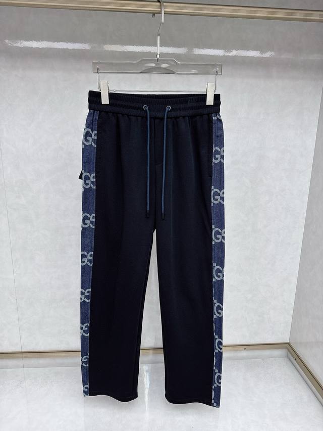 古奇 2025秋冬新款休闲裤！官网同步发售。品牌经典Logo休闲裤，定制面料，舒适度极好，手触感： 烈。辦识度极高，完美品相工艺。尺码M-3Xl