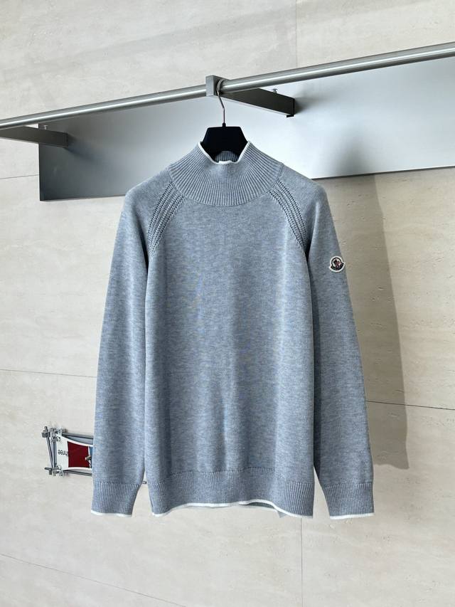 Moncle* 蒙口 徽标高领针织长袖毛衣 毛衣采用高领针织工艺，领口纹理紧密且富有弹性，既保暖又具造型感。细节工艺上，肩部运用镂空针织拼接工艺，纹理细腻且层次