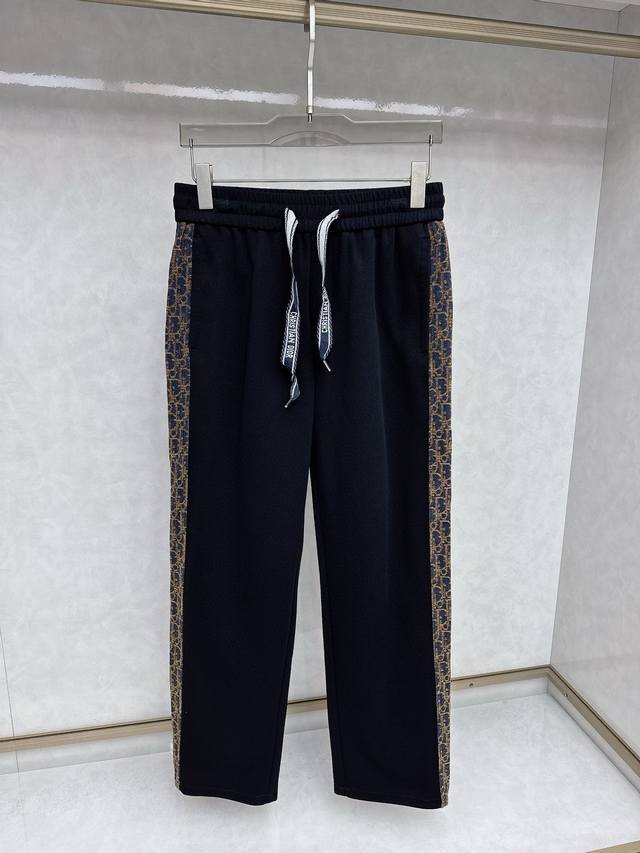 迪奥 2025秋冬新款休闲裤！官网同步发售。品牌经典Logo休闲裤，定制面料，舒适度极好，手触感： 烈。辦识度极高，完美品相工艺。尺码M-3Xl