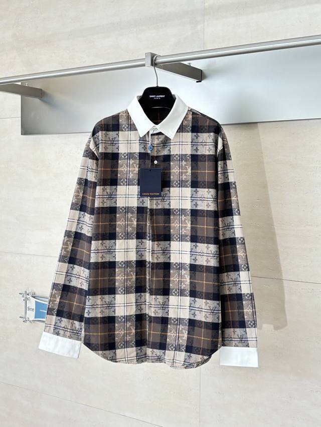 LV 路易 花卉格纹暗纹提花翻领衬衫 采用进口高支棉混纺面料，触感柔软亲肤，兼具良好的透气性与垂坠感，上身舒适无束缚，同时面料经过抗皱处理，日常穿着易打理；衣身