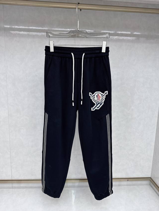 蒙口 2025秋冬新款休闲裤！官网同步发售。品牌经典Logo休闲裤，定制面料，舒适度极好，手触感： 烈。辦识度极高，完美品相工艺。尺码M-3Xl