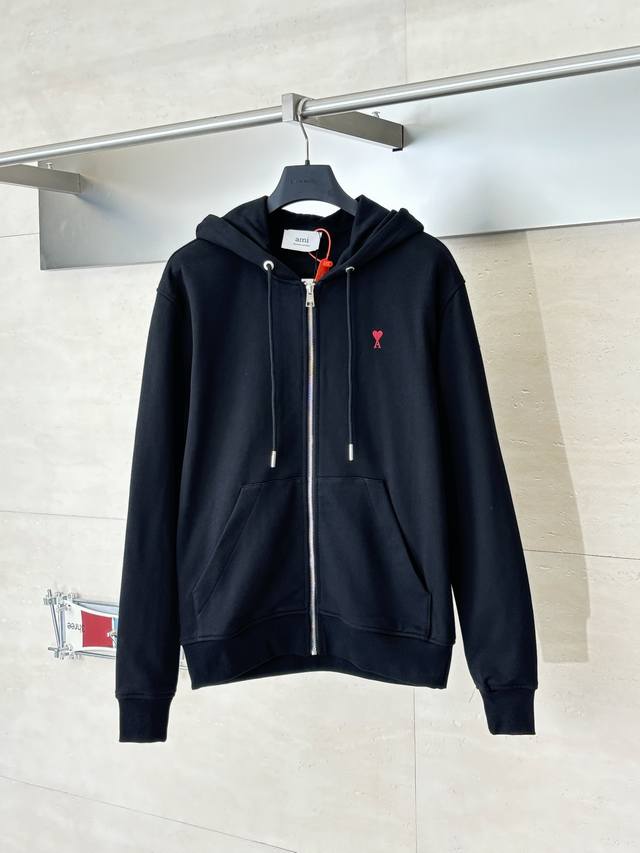 Ami pari* 爱心小标刺绣拉链外套 定制丝光棉柔织 采用进口机刺绣工艺 使用先进的计算机控制系统和精密的机械部件 实现Ami 爱心刺绣作业 精度高 线条流