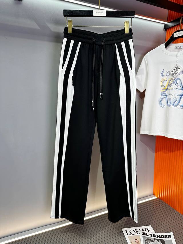 巴黎世家2025秋冬新款直筒休闲裤！官网同步发售。品牌经典Logo休闲裤，定制面料，舒适度极好。辦识度极高，完美品相工艺。尺码：29-36
