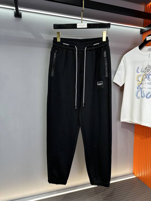巴宝莉2025秋冬新款休闲裤！官网同步发售。品牌经典Logo休闲裤，定制面料，舒适度极好。辦识度极高，完美品相工艺。尺码：M-3Xl