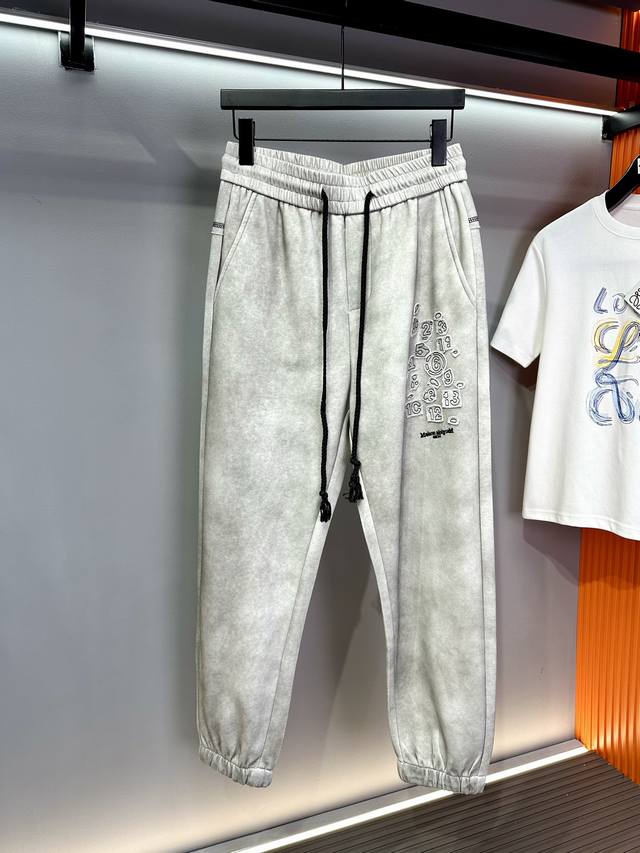 Mm62025秋冬新款直筒休闲裤！官网同步发售。品牌经典Logo休闲裤，定制面料，舒适度极好。辦识度极高，完美品相工艺。尺码：29-36